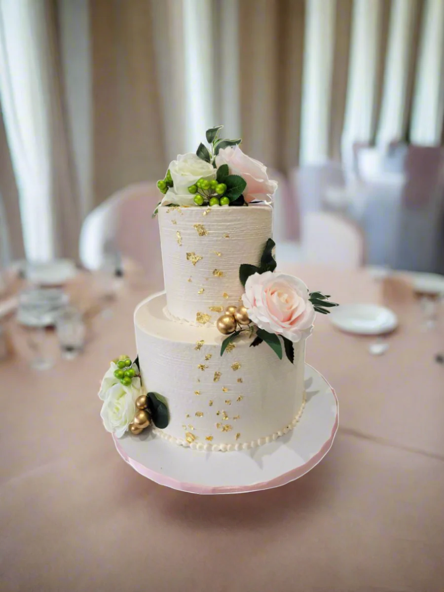 Berlin Ivory Wedding Cake - Image 4