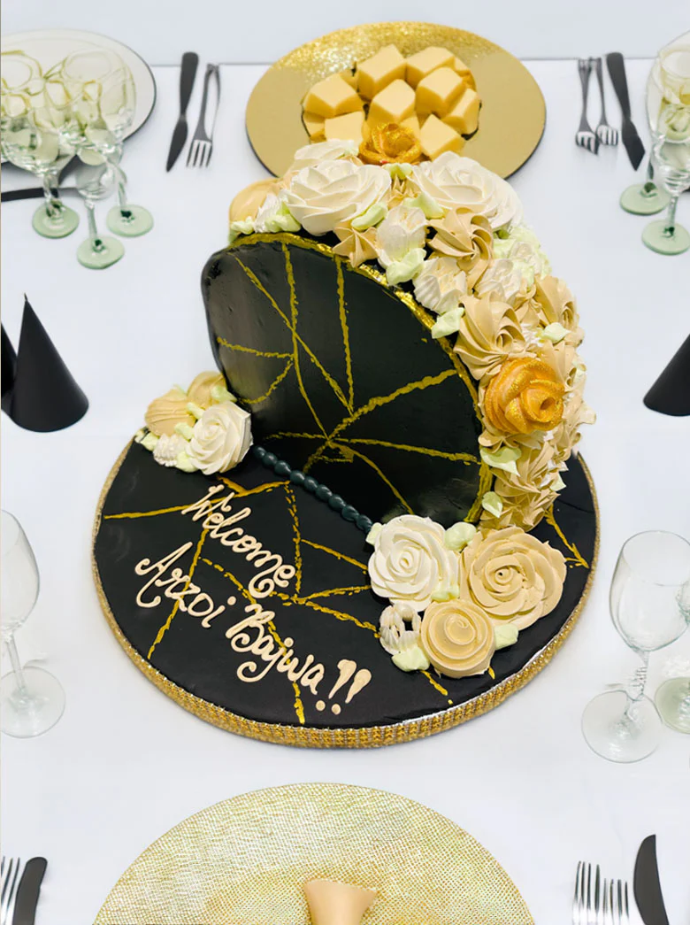 Black & Gold Arch Cake - Image 4