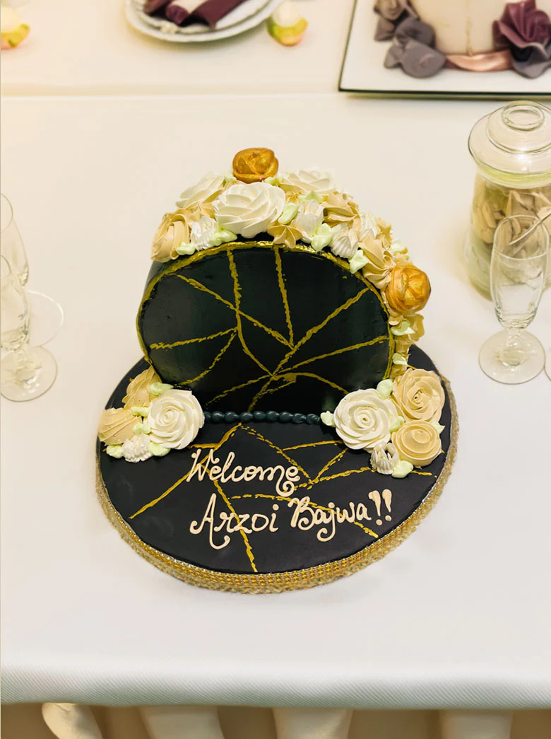 Black & Gold Arch Cake - Image 7