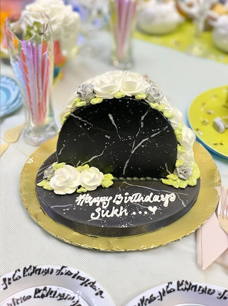 Black & Silver Arch Cake - Image 8