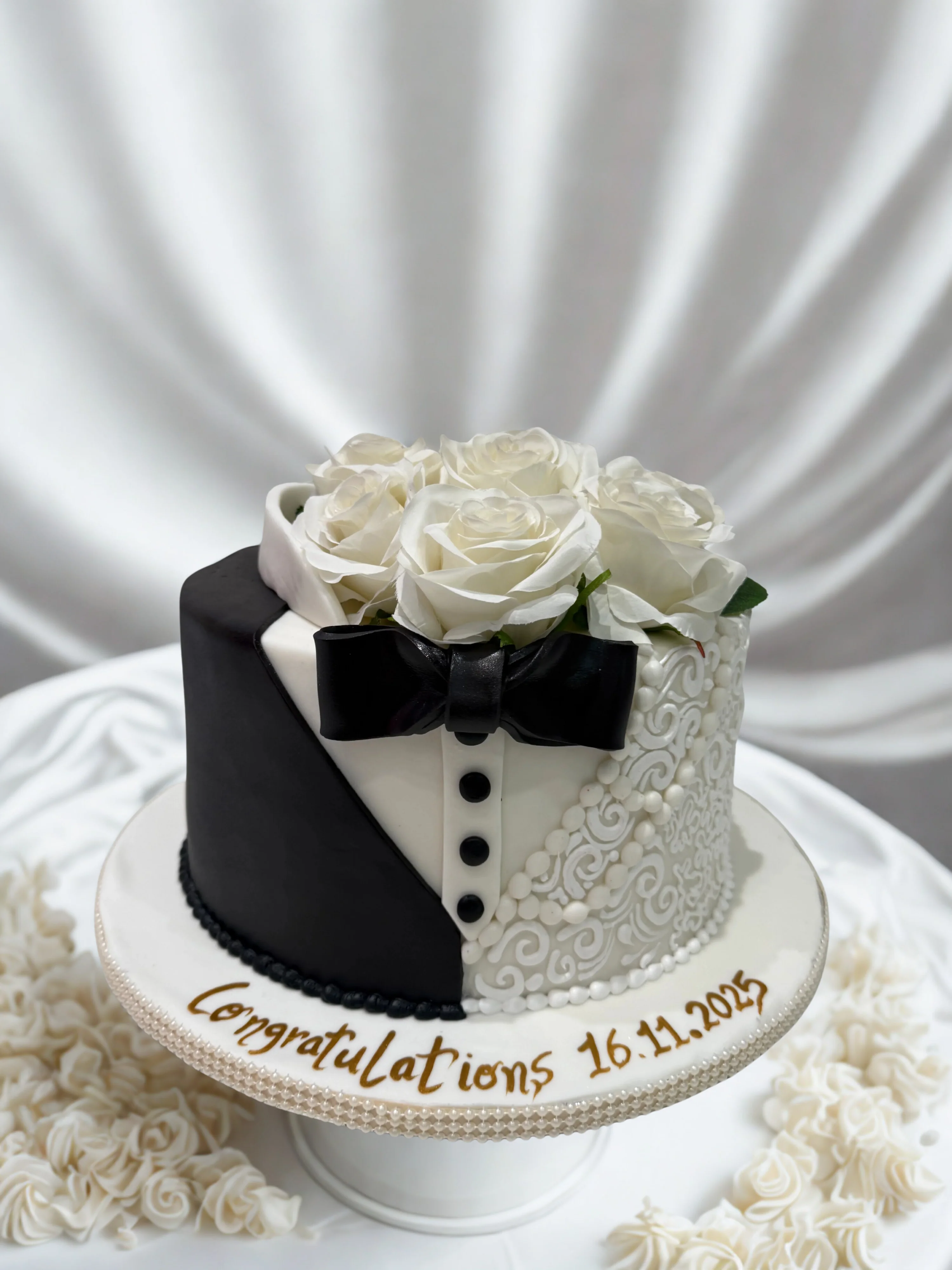 Bride & Groom Fondant Cake - Image 2
