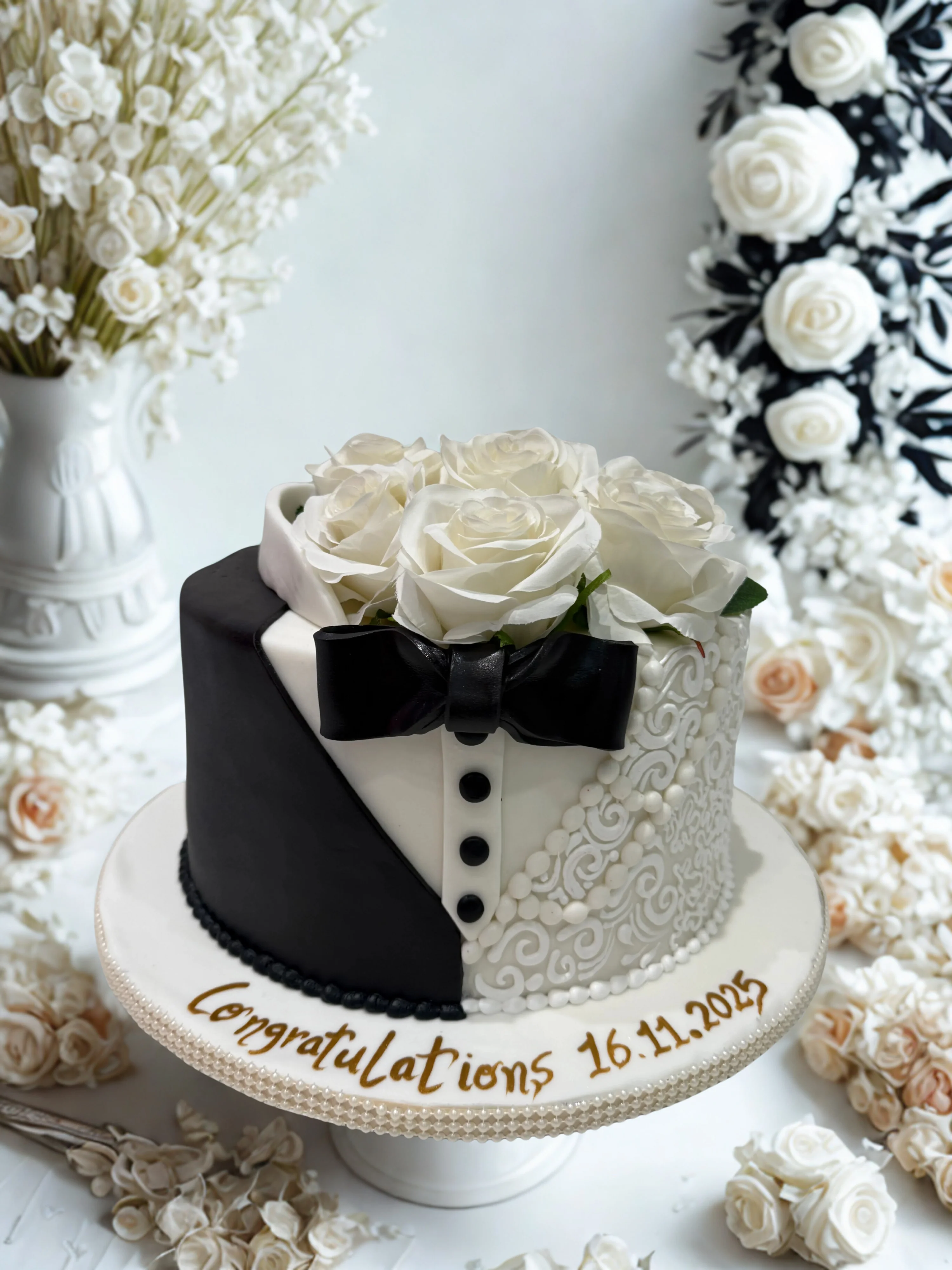 Bride & Groom Fondant Cake - Image 4