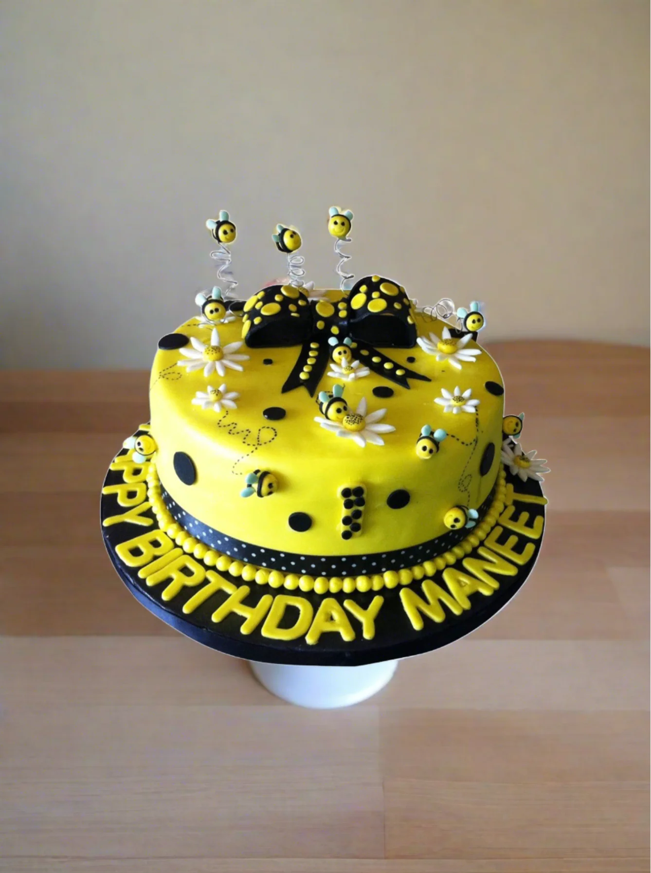 Bumble Bee Fondant Cake - Image 2