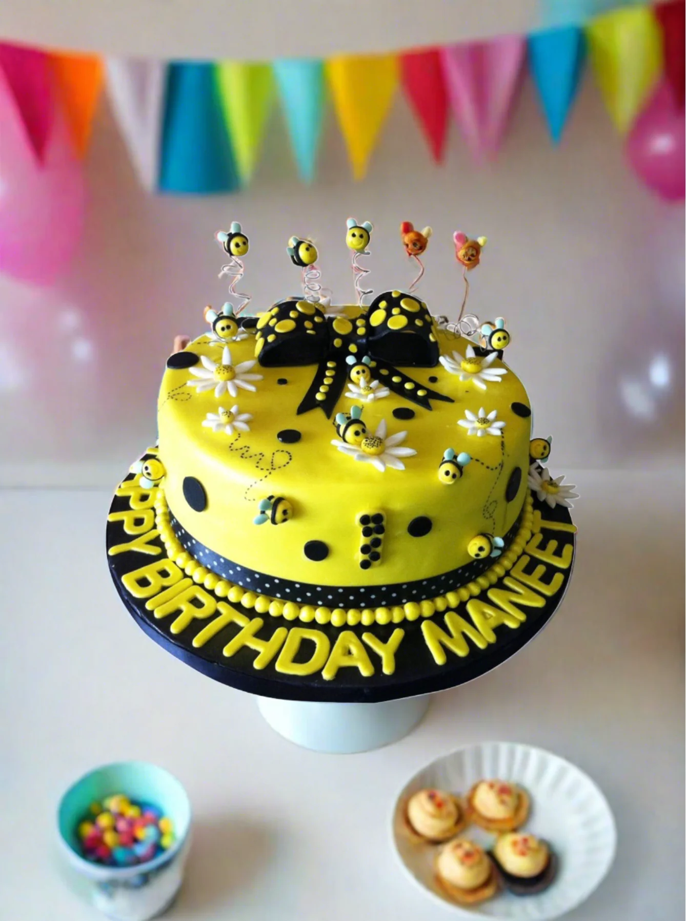 Bumble Bee Fondant Cake - Image 3
