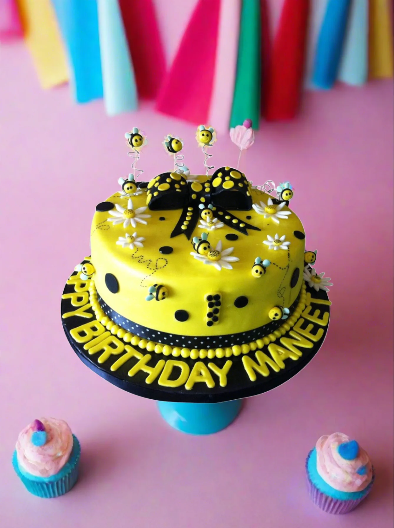 Bumble Bee Fondant Cake - Image 4