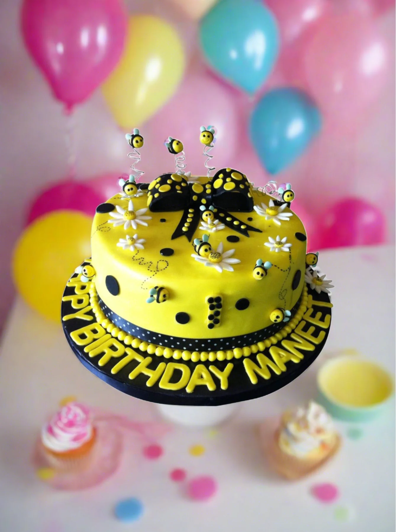 Bumble Bee Fondant Cake - Image 5