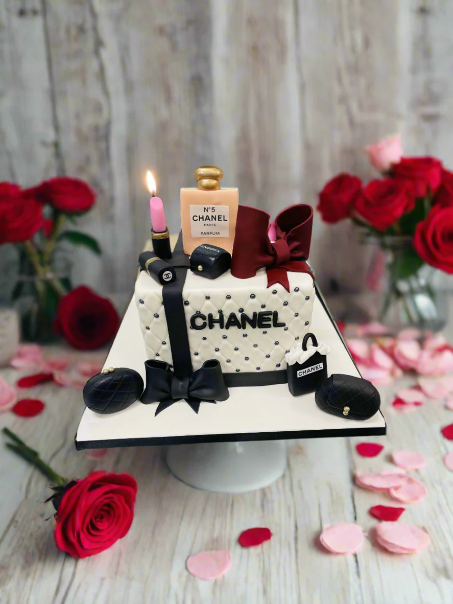Chanel Black And White Fondant Cake - Image 2