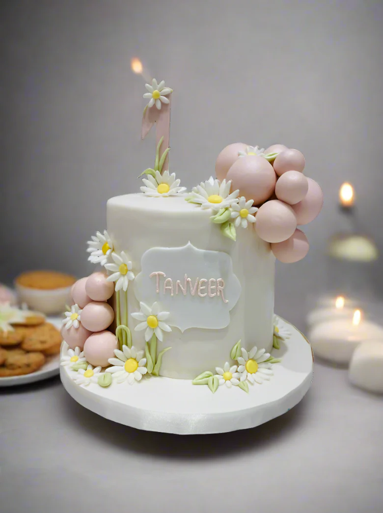 Daisy Field Fondant Cake - Image 3