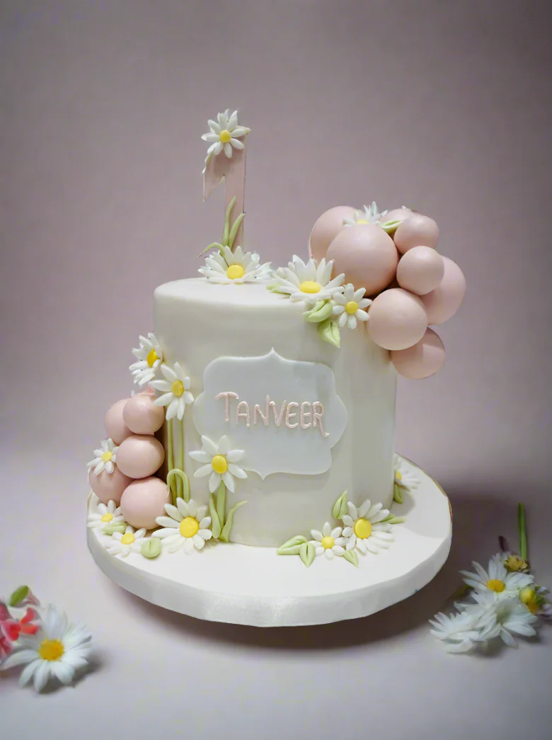 Daisy Field Fondant Cake - Image 4