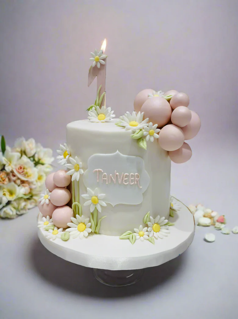 Daisy Field Fondant Cake - Image 5
