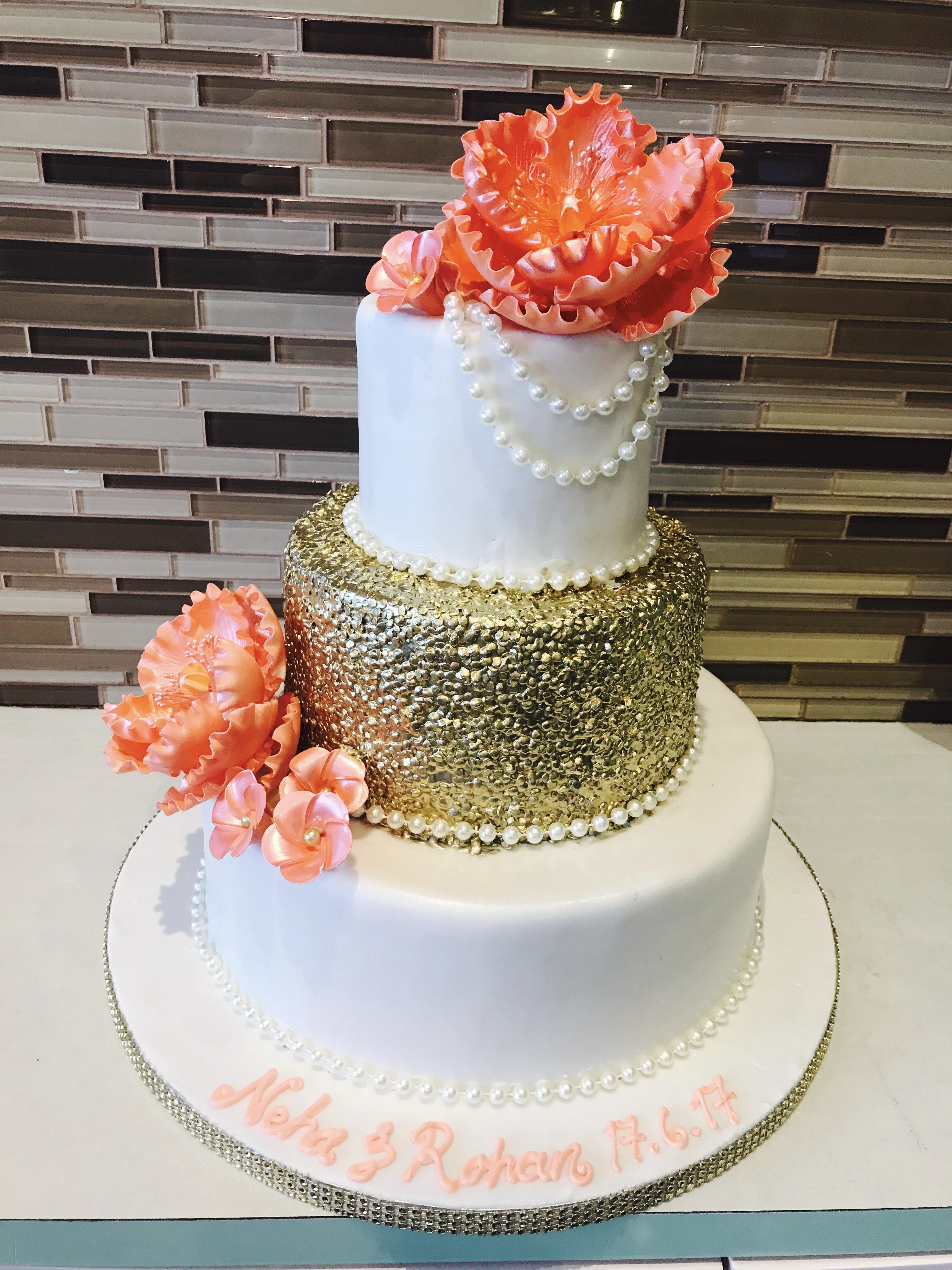 Golden Sequin Wedding Cake - Image 4