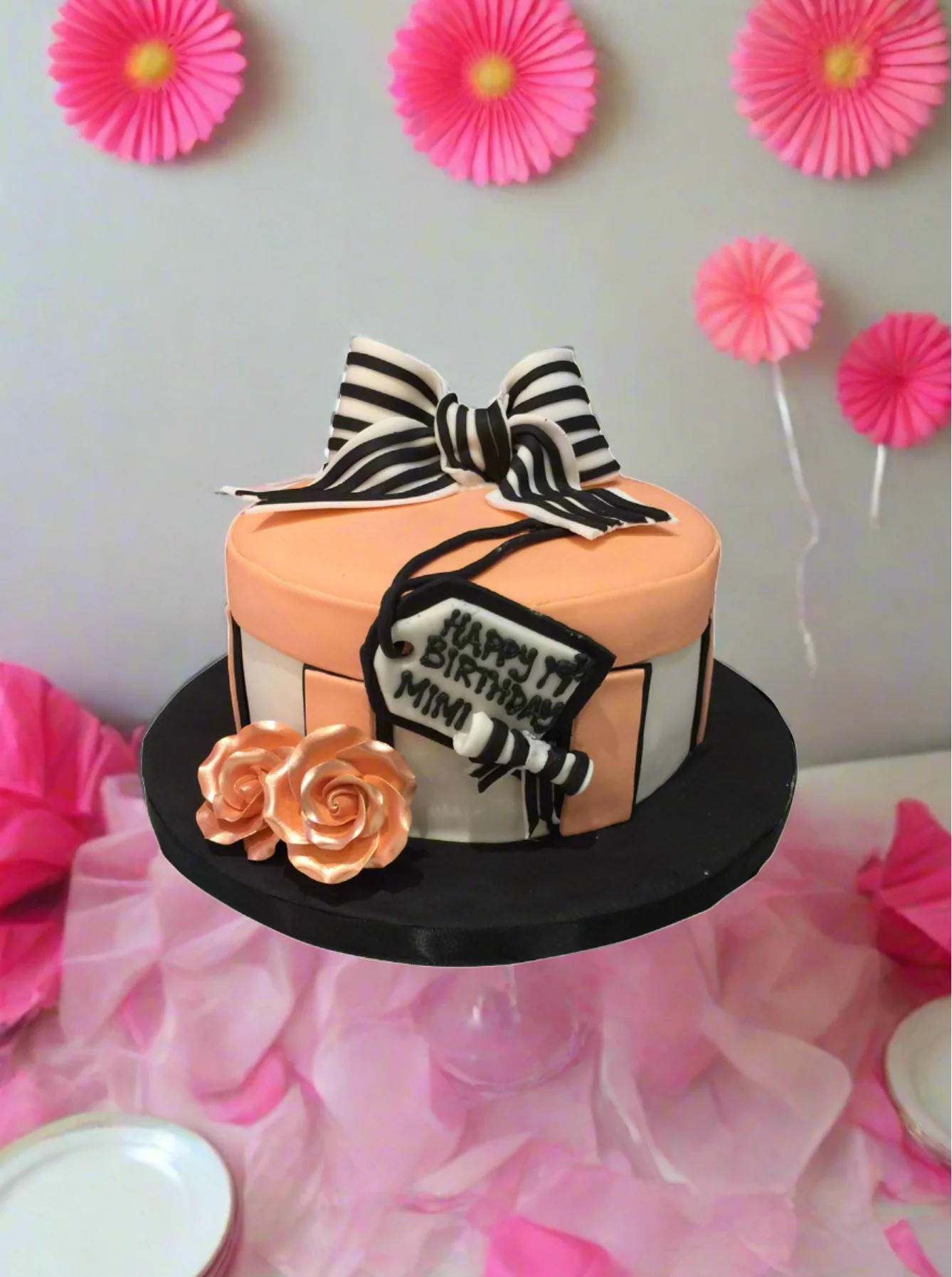 Mimi Bow Fondant Cake - Image 3