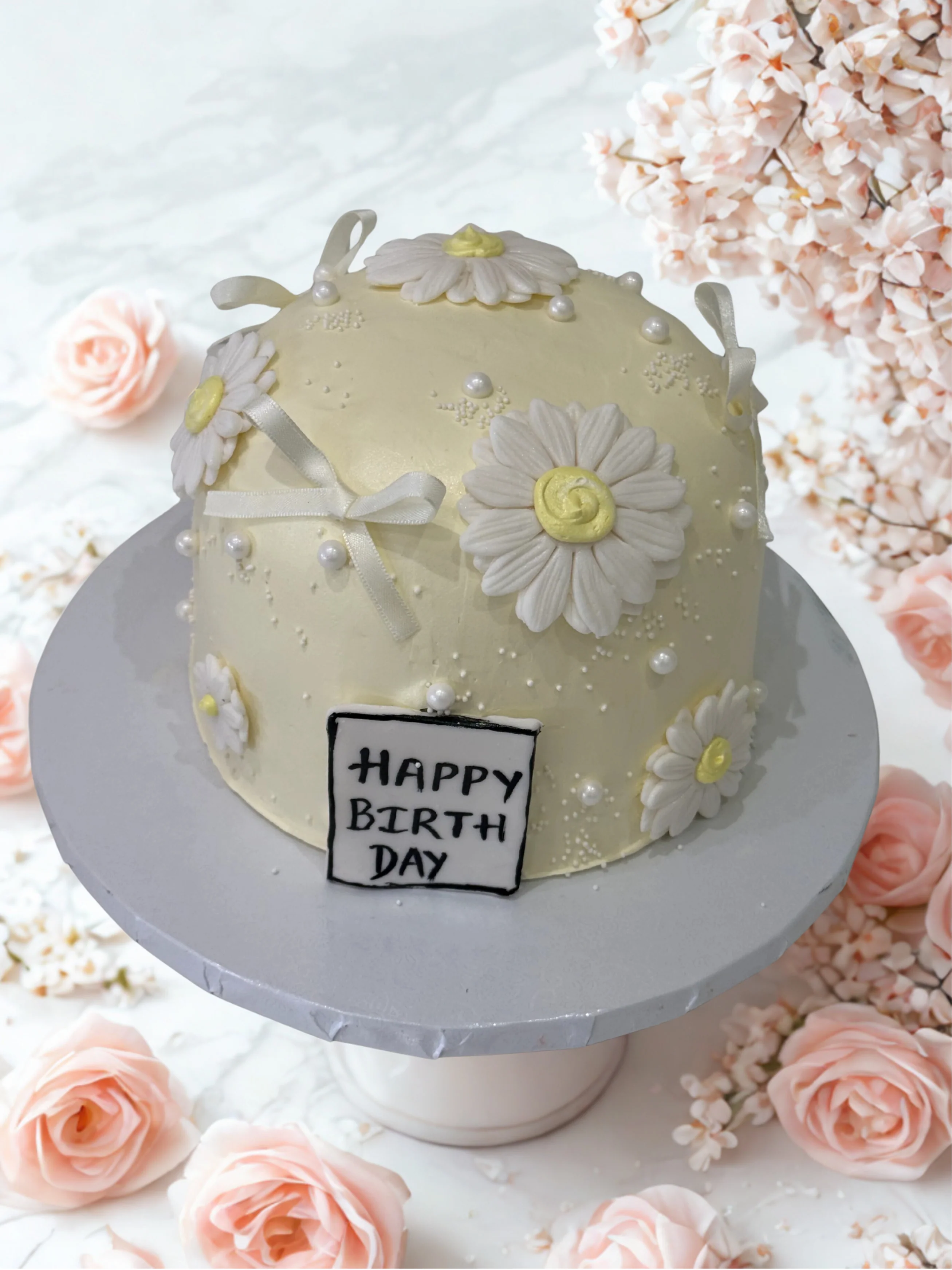 Pastel Yellow Daisy Cake - Image 4