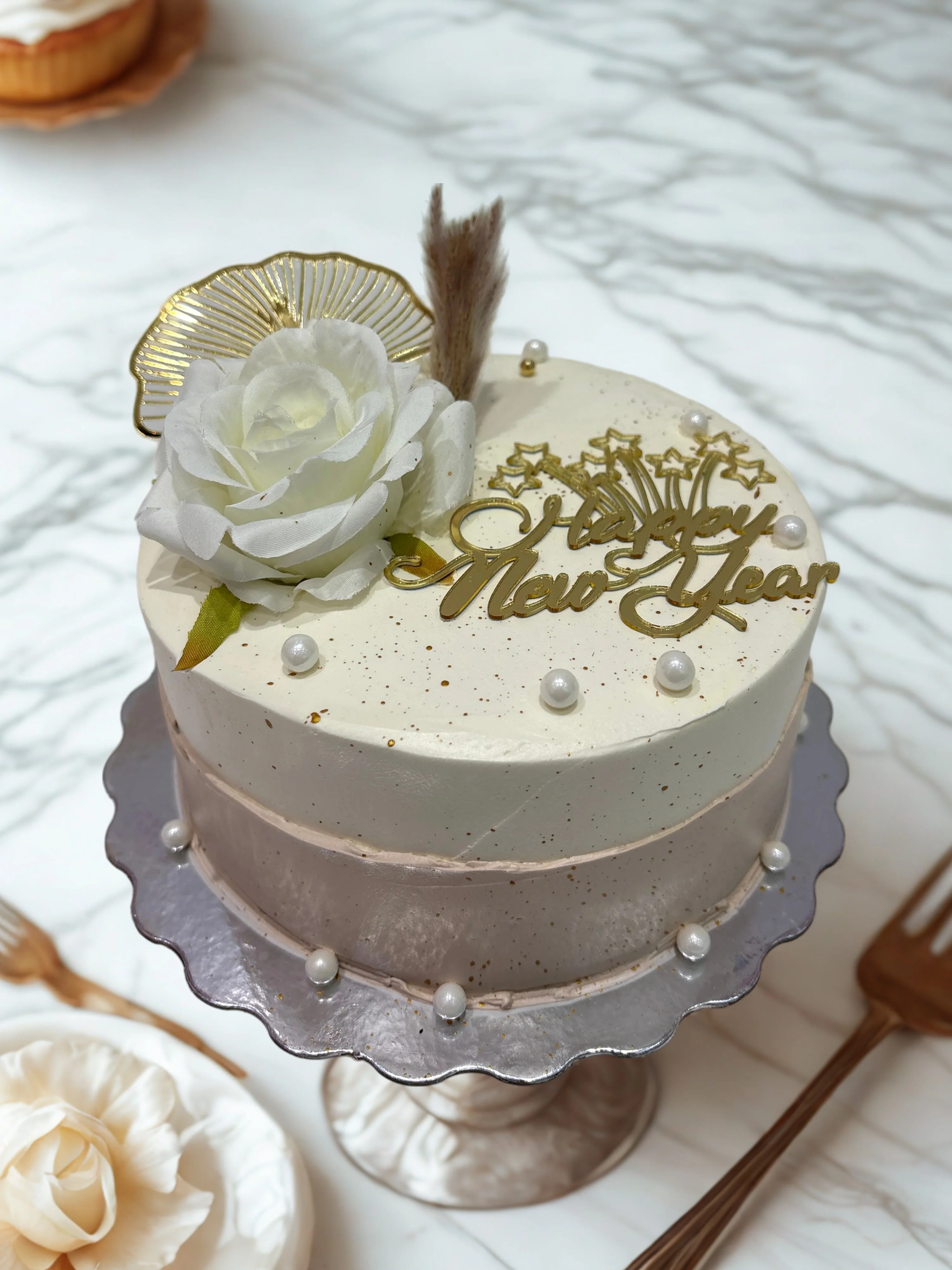 Peach & Gold New Year Cake - Image 2