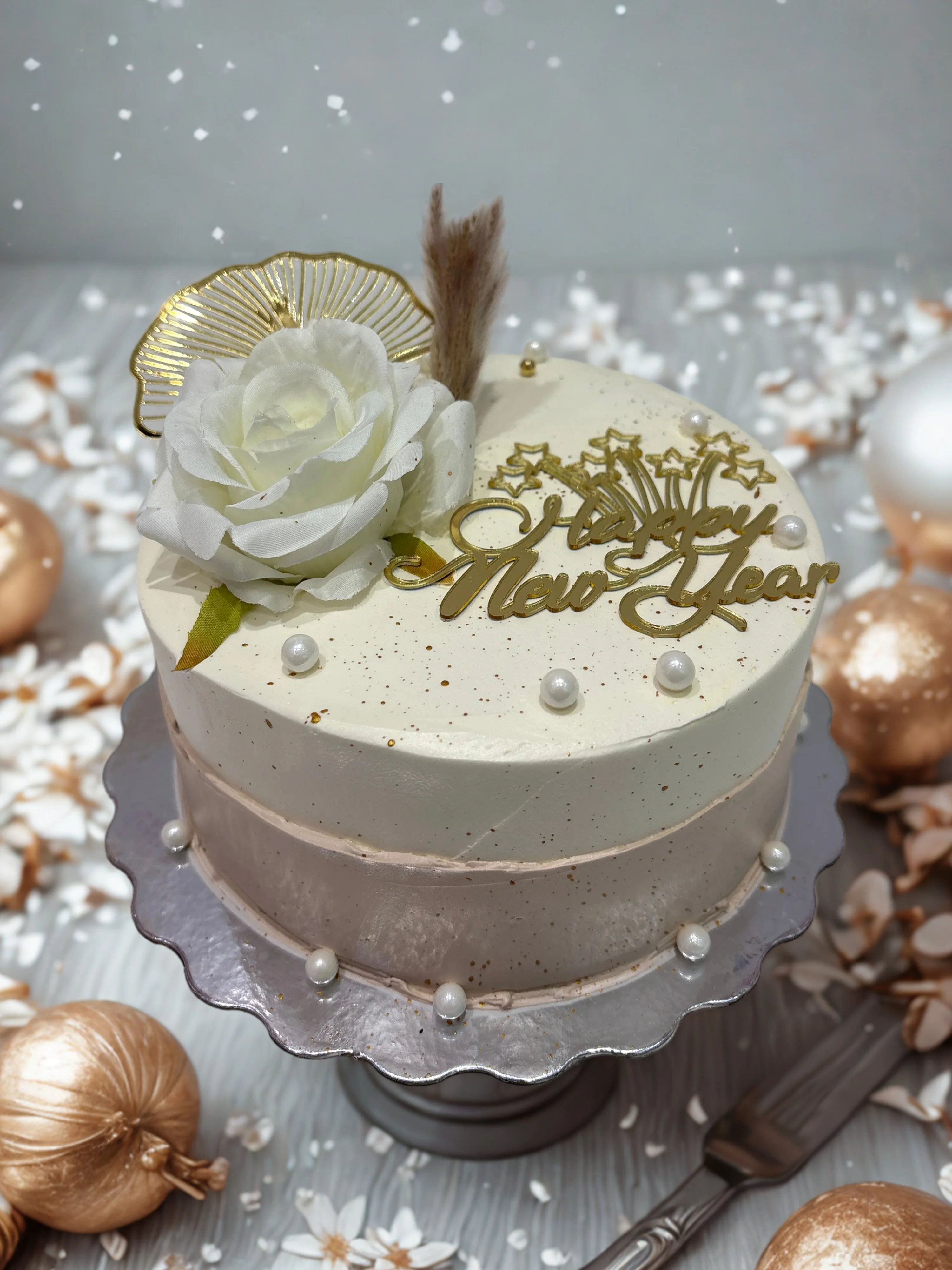 Peach & Gold New Year Cake - Image 3
