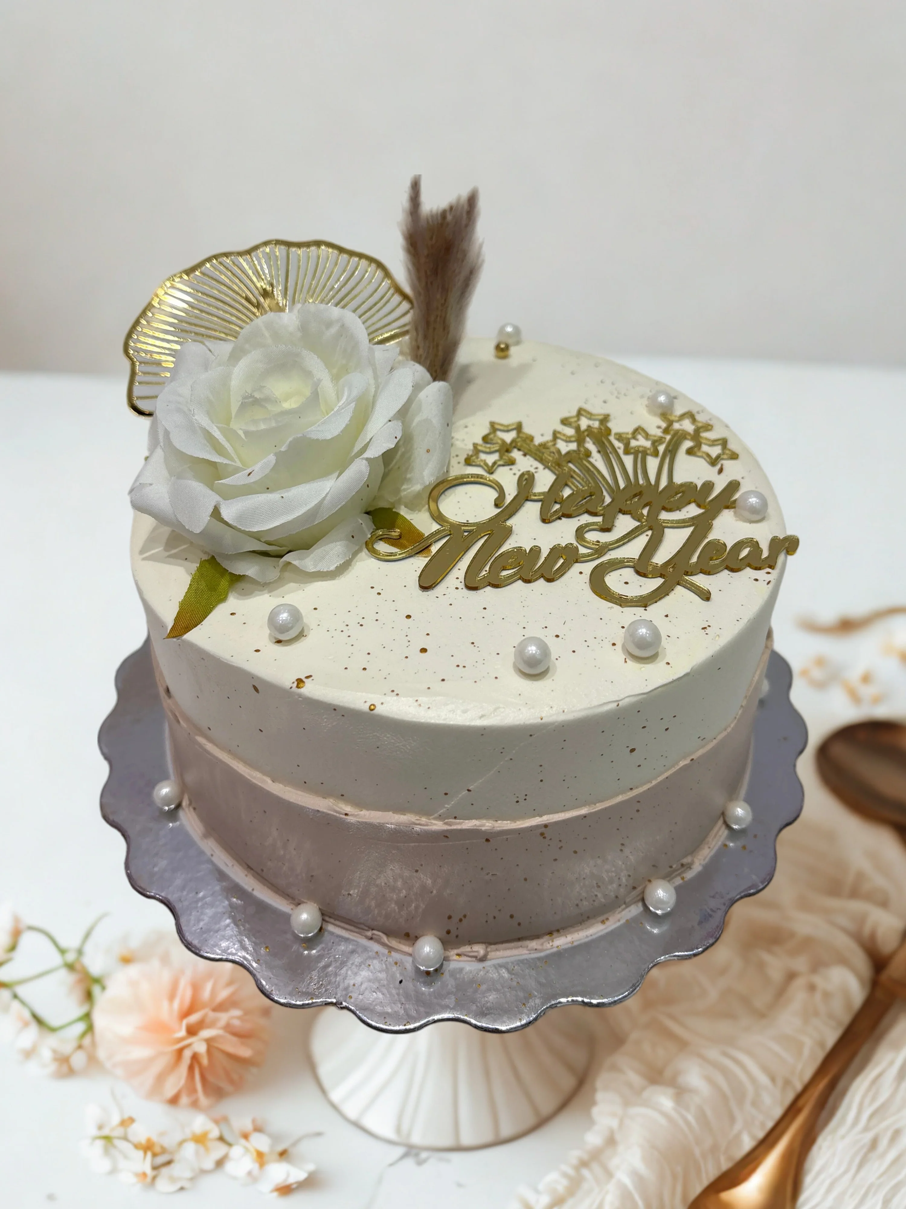 Peach & Gold New Year Cake - Image 4