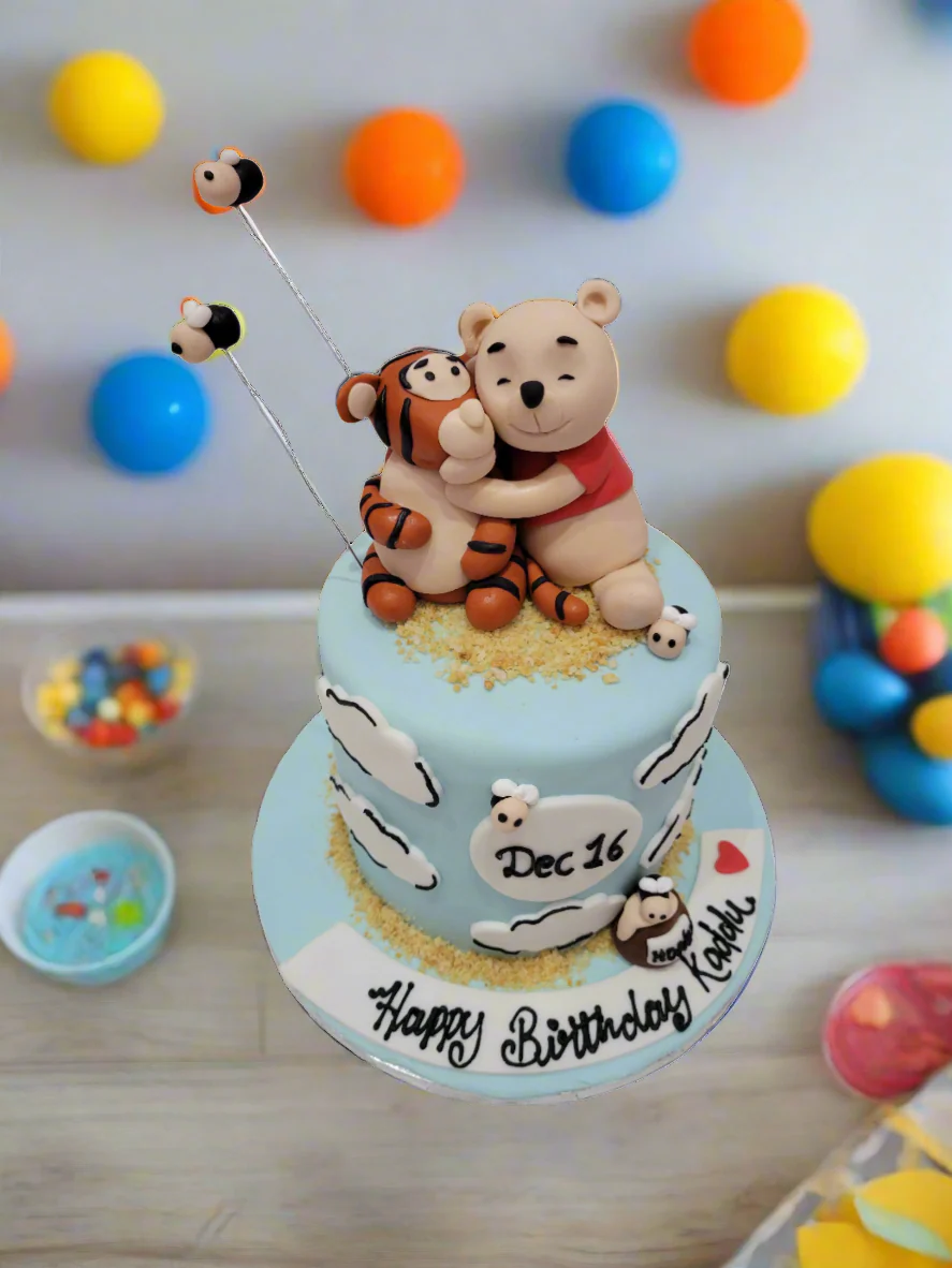 Pooh & Tiger Fondant Cake - Image 3
