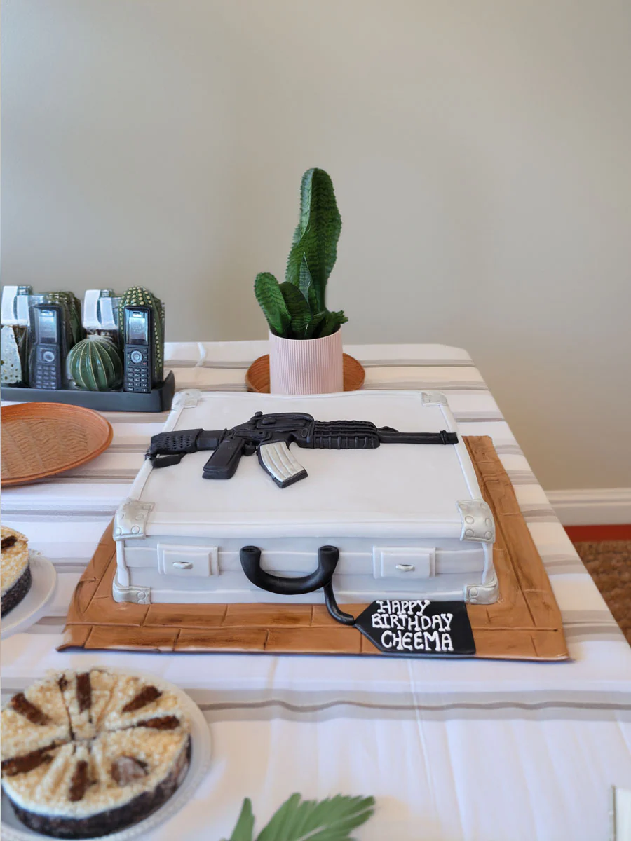 Riffle Case Fondant Cake - Image 3