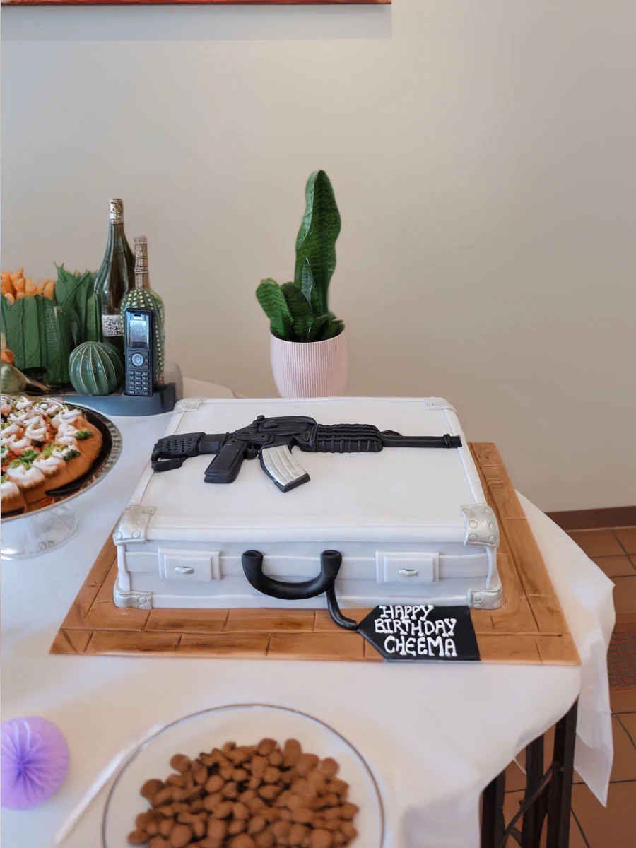 Riffle Case Fondant Cake - Image 4